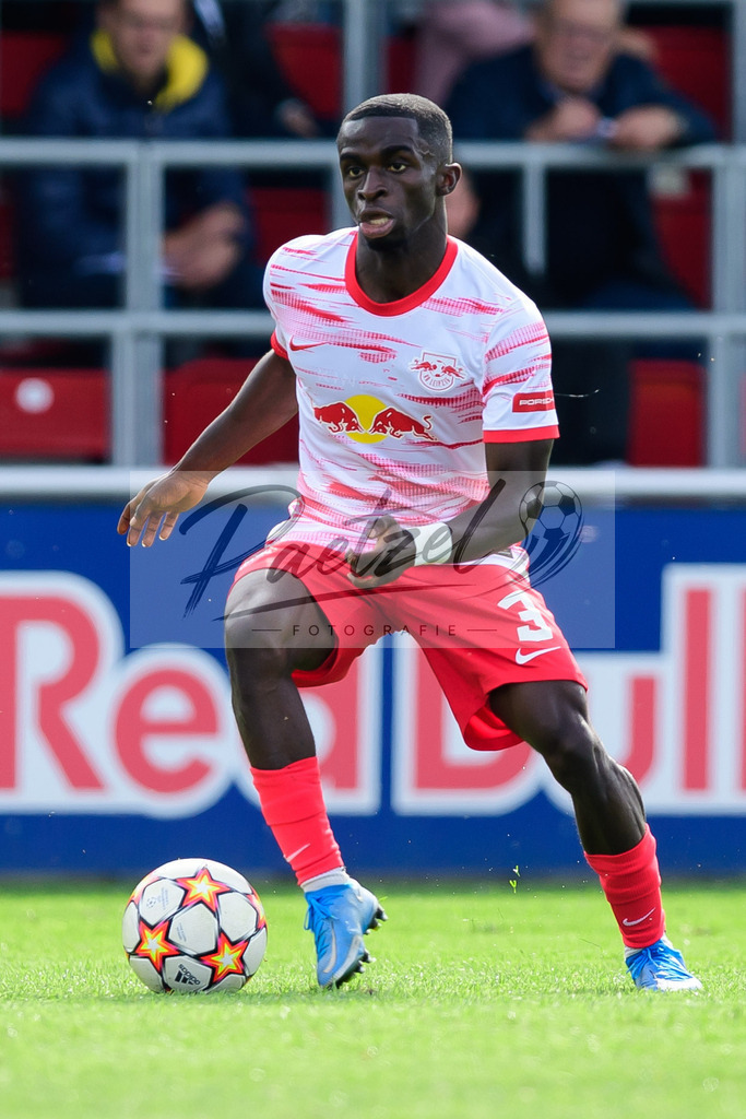 YLLEBR20210928_015 | Fussball, A-Junioren: Solomon Bonnah (RB Leipzig) in Aktion, am Ball, Einzelaktion beim Spiel der UEFA Youth League zwischen RB Leipzig und FC Bruegge im Stadion am Cottaweg am 28.09.2021 in Leipzig, Deutschland. - Realisiert mit Pictrs.com