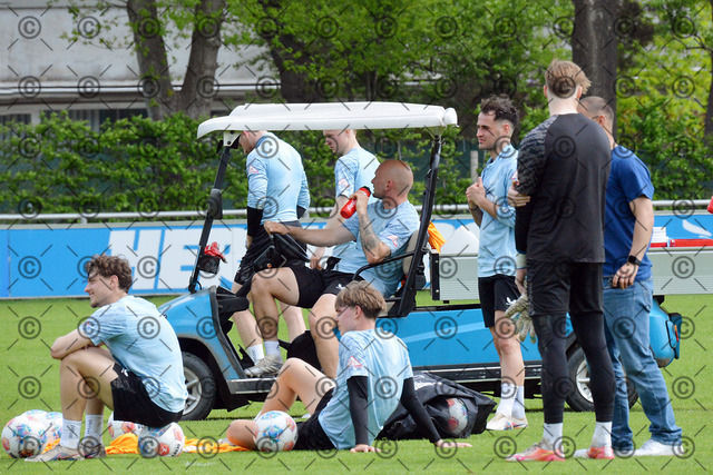 RGE_9489b | Hertha BSC, 2.Bundesliga, Herren, Training, Saison 2025/26, die Mannschaft um Toni Leistner in einer Trainingspause ( Hertha BSC ),  Montag 04.05. 2026,   Fotograf:   Ralf Gebhardt - Realisiert mit Pictrs.com