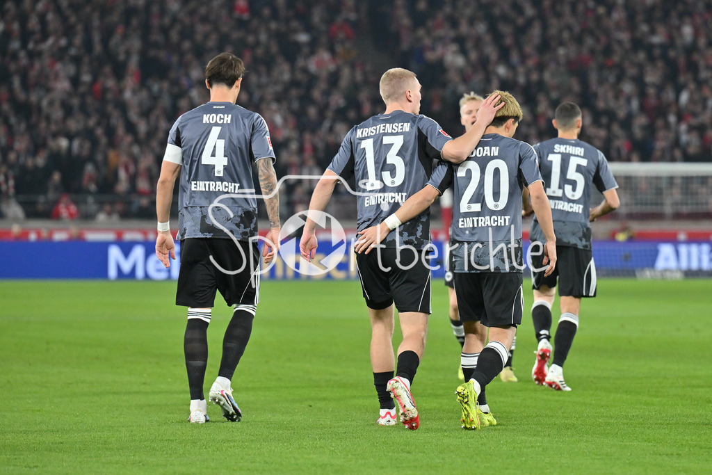 VfB Stuttgart - SG Eintracht Frankfurt | STUTTGART, GERMANY - 13. JANUARY:Jubel der Gäste nach dem Treffer zum 0-1 durch Rasmus KRISTENSEN (Eintracht Frankfurt 13) / Tor / Torschuetze / Freude / Happy während dem Bundesligamatch zwischen dem VfB Stuttgart und der SG Eintracht Frankfurt am 17. Spieltag in der MHP-Arena / DFL REGULATIONS PROHIBIT ANY USE OF PHOTOGRAPHS AS IMAGE SEQUENCES AND/OR QUASI-VIDEO