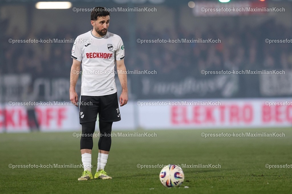 xKWIx03032601037 | 03.03.2026, xKWIx, Fußball, 3. Liga, Herren, Saison 2025 / 2026, SC Verl - SSV Jahn Regensburg, Sportclub Arena: Berkan Taz (SC Verl #10) vorm Freistoß Photo: xKamilxWilkowskixPressefotoKochx