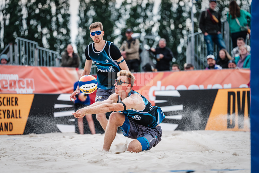 Beachvolleyball | Männer | German Beach Tour 2024 | Tourstop Bremen | 09.06.2024 | Jonas Reinhardt nimmt den Ball an