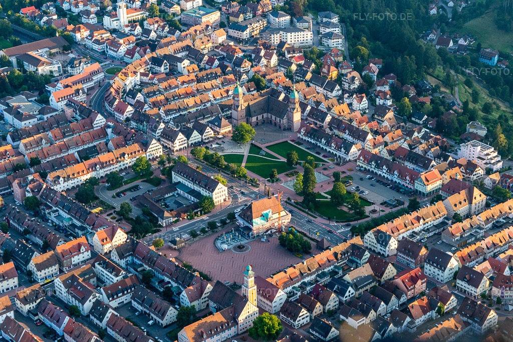 Luftbild: Rathauses der Stadtverwaltung am Marktplatz der Innenstadt in Freudenstadt im Bundesland Baden-Württemberg in Deutschland. Foto: IMG_128588.jpg vom 25.08.2021 durch Werner Riehm/FLY-FOTO.de