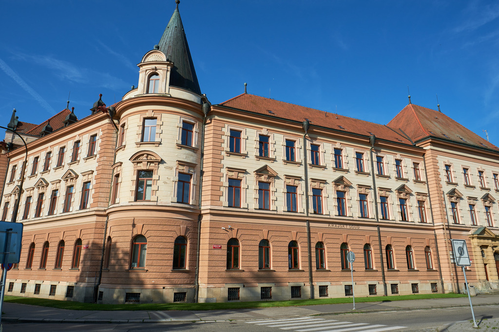 Blick auf das Gebäude The Regional Court in Czech Budejovice | Budweis, Tschechoslowakei - June 16, 2022: Blick auf das Gebäude The Regional Court in Czech Budejovice. - Realisiert mit Pictrs.com