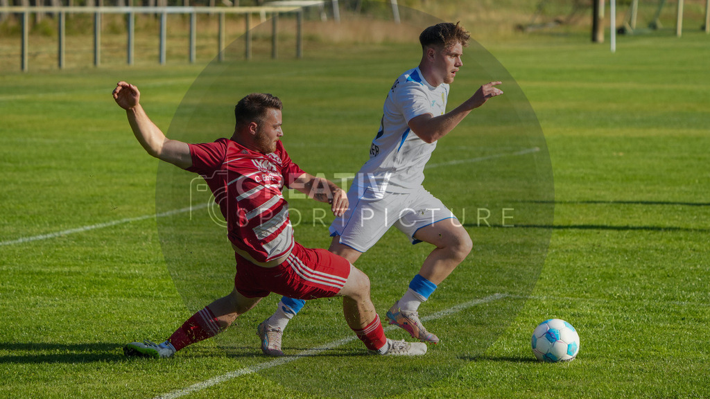 Fußball, Herren, Freundschaftsspiel, Testspiel, SG 1910 Woltersdorf vs. FSV 63 Luckenwalde, Freitag 20.06.2025, Sportplatz Woltersdorf, | Fußball, Herren, Freundschaftsspiel, Testspiel, SG 1910 Woltersdorf vs. FSV 63 Luckenwalde, Freitag 20.06.2025, Sportplatz Woltersdorf, Im Bild: Nick Graupner (r. Luckenwalde) - Realisiert mit Pictrs.com