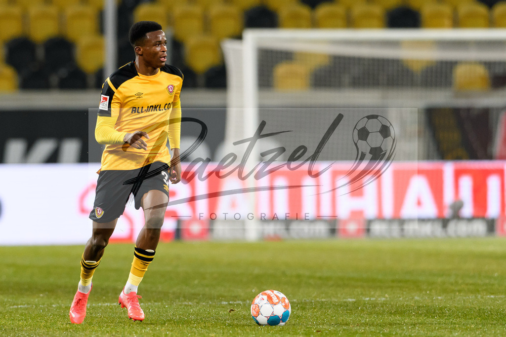 SGDHSV20220114_126 | Fussball, Herren: Michael Akoto (SG Dynamo Dresden) in Aktion, am Ball, Einzelaktion bei dem Spiel der 2. Bundesliga zwischen SG Dynamo Dresden und Hamburger SV im Rudolf-Harbig-Stadion am 14.01.2022 in Dresden, Deutschland.DFB / DFL REGULATIONS PROHIBIT ANY USE OF PHOTOGRAPHS AS IMAGE SEQUENCES AND/OR QUASI-VIDEO. - Realisiert mit Pictrs.com
