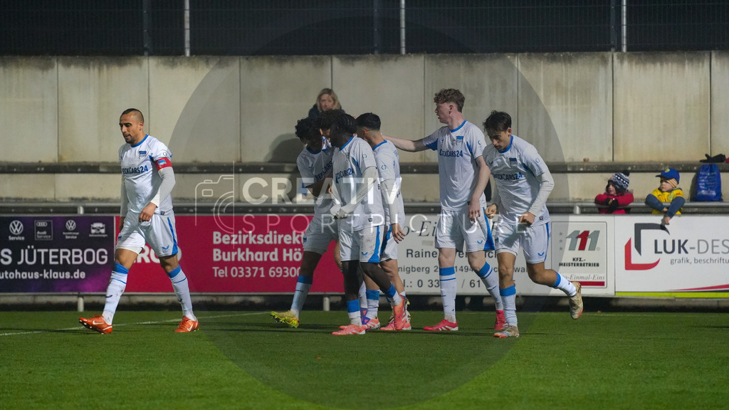 Fußball, Herren, Saison 2025/2026, Regionalliga Nordost, 15. Spieltag, FSV 63 Luckenwalde vs. Hertha BSC II, Freitag 07.11.2025, Werner-Seelenbinder-Stadion Luckenwalde, | Fußball, Herren, Saison 2025/2026, Regionalliga Nordost, 15. Spieltag, FSV 63 Luckenwalde vs. Hertha BSC II, Freitag 07.11.2025, Werner-Seelenbinder-Stadion Luckenwalde, Im Bild: Jubel bei Hertha BSC II nach dem Führungstreffer. - Realisiert mit Pictrs.com