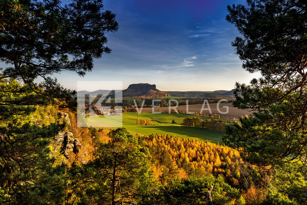 Wandbild-Lilienstein-Herbst-0U3A7103 | Lilienstein umgeben von Herbstfarben– leuchtende Sächsische Schweiz im Elbsandsteingebirge - Realisiert mit Pictrs.com