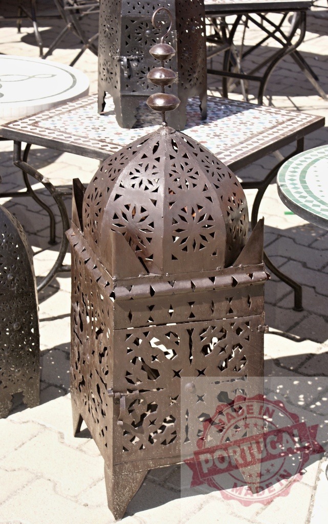 Moroccan metal lantern displaying intricate arabesque patterns | Decorative metal lantern with detailed traditional Moroccan motifs shining on a sunny day - Realisiert mit Pictrs.com