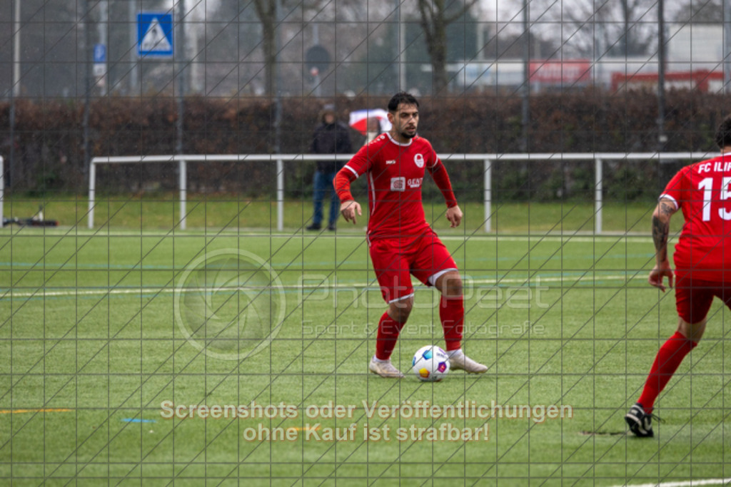 20251130_133427_0180 | #,FC Illiria Göppingen II (rot) vs. VfR Süßen II (blau), Fussball, Kreisliga B10 - Bezirk Neckar/Fils, 15. Spieltag, Saison 2025/2026, Kunstrasenplatz Nord, Hohenstaufenstraße 116, 73033 Göppingen, 30.11.2025 - 13:00 Uhr,Foto: PhotoPeet-Sportfotografie/Peter Harich