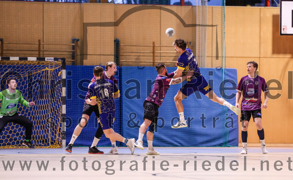 2024-12-14_031_SpVgg_Altenerding_gegen_MTV_Pfaffenhofen | Erding, Deutschland, 14.12.2024:Handball, Bezirksoberliga Männer 2024 / 2025, 10. Spieltag, SpVgg Altenerding gegen MTV Pfaffenhofen, Endergebnis: 32:30Torwart Ferdinand Mayer (SpVgg Altenerding, #97), Florian Ostler (MTV Pfaffenhofen, #18), Niklas Fleps (SpVgg Altenerding, #17), Sebastian Forster (SpVgg Altenerding, #13), Lukas Loibl (MTV Pfaffenhofen, #7), Ferdinand Menzel (SpVgg Altenerding, #75)Foto: Christian Riedel / fotografie-riedel.net
