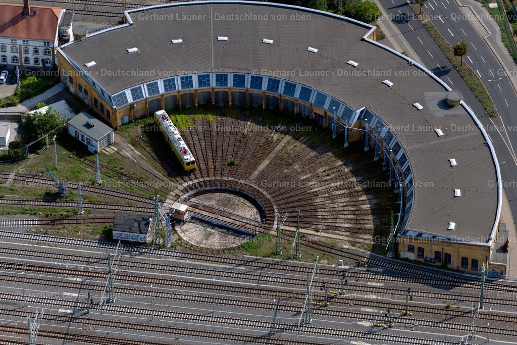 4039748 | LEIPZIG 14.09.2020 Gleisanlagen und Schienenstrecken am Rundschuppen ( auch Lokschuppen, Ringlokschuppen, Lokhalle oder Triebfahrzeughalle ) des Bahn- Betriebswerkes in Leipzig im Bundesland Sachsen, Deutschland. Weiterführende Informationen bei: DB Netz AG,  Deutsche Bahn AG. // Trackage and rail routes on the roundhouse - locomotive hall of the railway operations work in Leipzig in the state Saxony, Germany. Further information at: DB Netz AG,  Deutsche Bahn AG. Foto: Gerhard Launer
