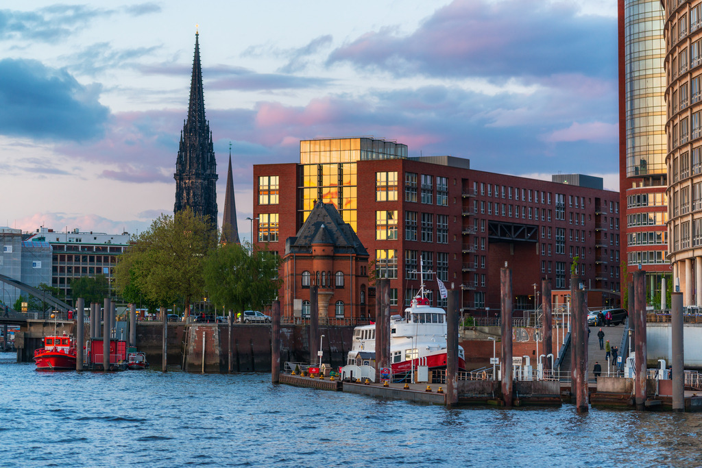 10241124 - Kehrwiederspitze | Blick auf die Hafenpolizeiwach an der Kehrwiederspitze.