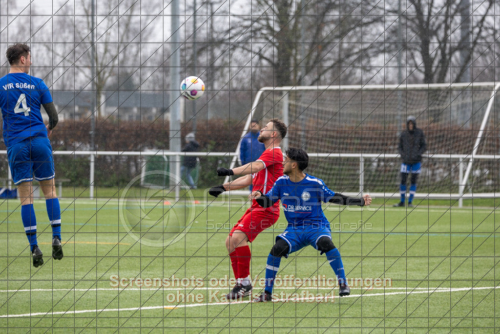 20251130_133335_0162 | #,FC Illiria Göppingen II (rot) vs. VfR Süßen II (blau), Fussball, Kreisliga B10 - Bezirk Neckar/Fils, 15. Spieltag, Saison 2025/2026, Kunstrasenplatz Nord, Hohenstaufenstraße 116, 73033 Göppingen, 30.11.2025 - 13:00 Uhr,Foto: PhotoPeet-Sportfotografie/Peter Harich