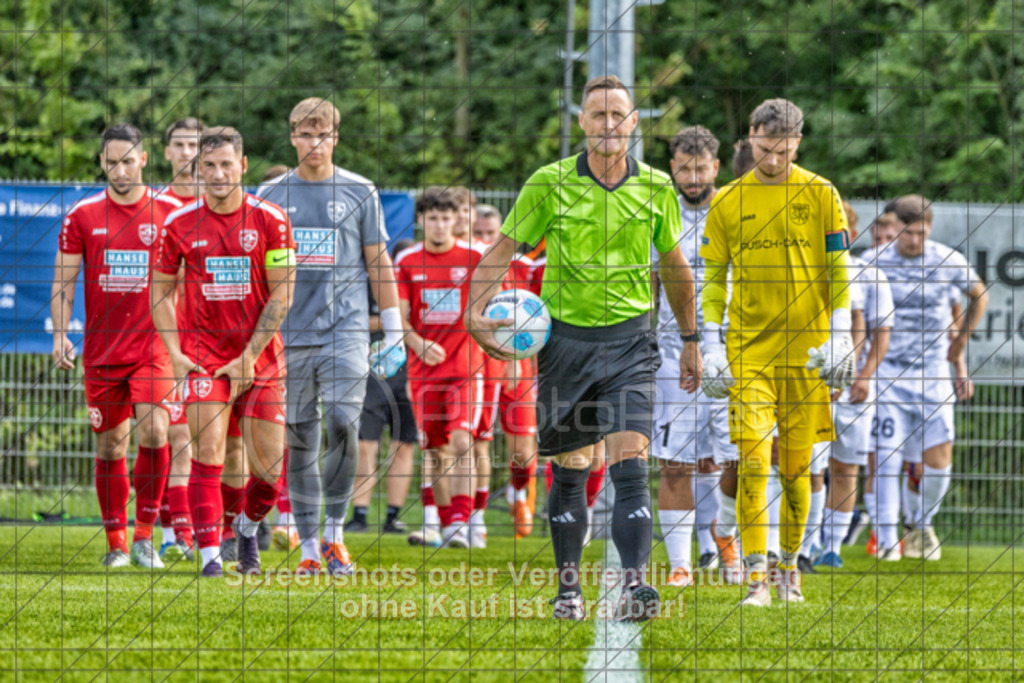 20250831_150051_0050-Bearbeitet | #,TSG Salach (weiß) vs. SV Ebersbach (rot), Fußball, Bezirksliga - Bezirk Neckar/Fils, 02. Spieltag, Saison 2025/2026, Rasensportplatz, Staufenecker Straße, 73084 Salach, 31.08.2025 - 15:00 Uhr,Foto: PhotoPeet-Sportfotografie/Peter Harich