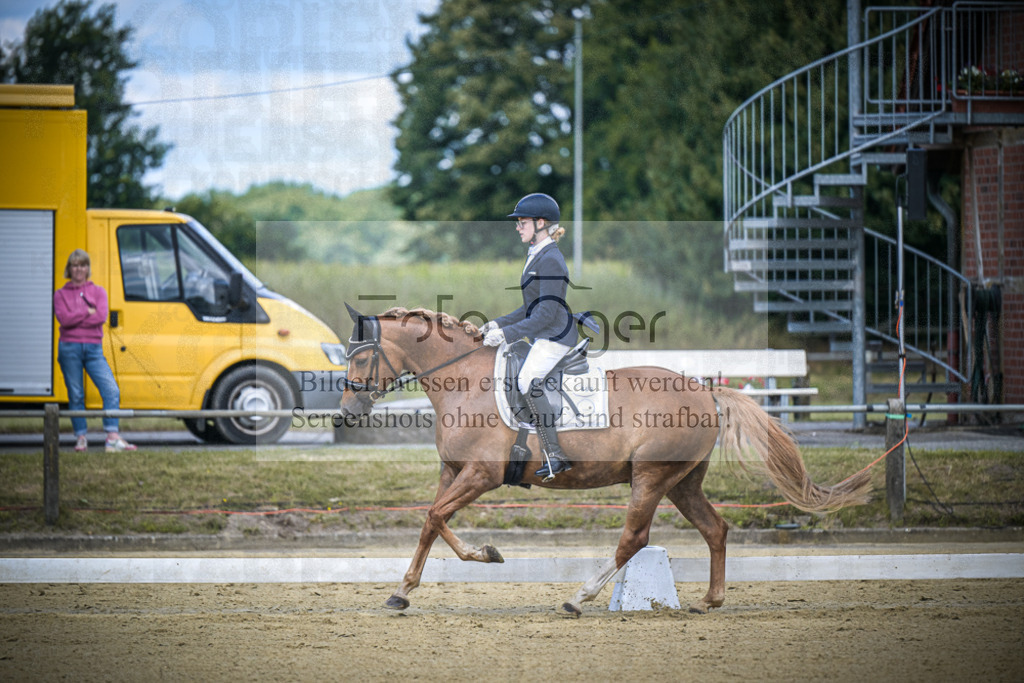 DOS_3990 | Entdecke hochwertige Reitturnierfotos von Foto Oger. Professionell, emotional und authentisch – jetzt Lieblingsmomente im Shop bestellen.Deutschlandweite Turnierfotografie. - Realisiert mit Pictrs.com