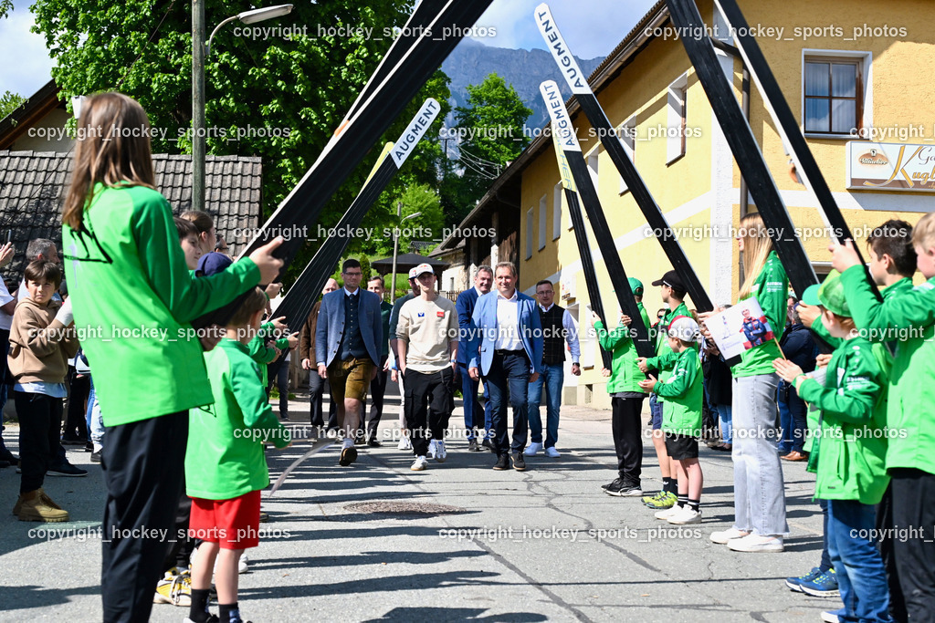 Empfang Daniel Tschofenig | Kärntner Landeshauptmann Stellvertreter Martin Gruber, Daniel Tschofenig, ürgermeister Hohenthurn Michael Schnabl, Kinder Empfangen Daniel Tschofenig, Empfang Daniel Tschofenig, Empfang Daniel Tschofenig am 10.05.2025 in Hohenthurn (Mehrzweckhaus Hohenthuurn), Austria, (Photo by Bernd Stefan)