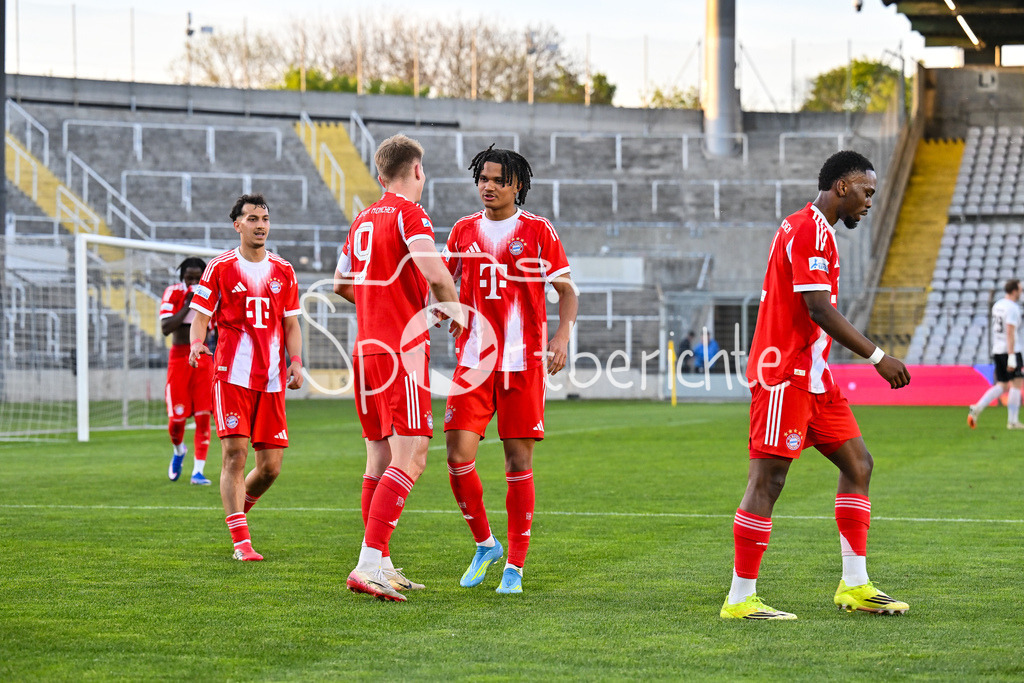 FC Bayern Amateure - TSV Aubstadt | MÜNCHEN, GERMANY - 24. APRIL: Jubel der Amateure nach dem Treffer zum 1-0 durch Anton HEINZ (FC Bayern München II 9) / Tor / Torschuetze / Freude / Happy während dem Match zwischen den Amateuren des FC Bayern und dem TSV Aubstadt am 31. Spieltag der Regionalliga Bayern im Grünwalder Stadion