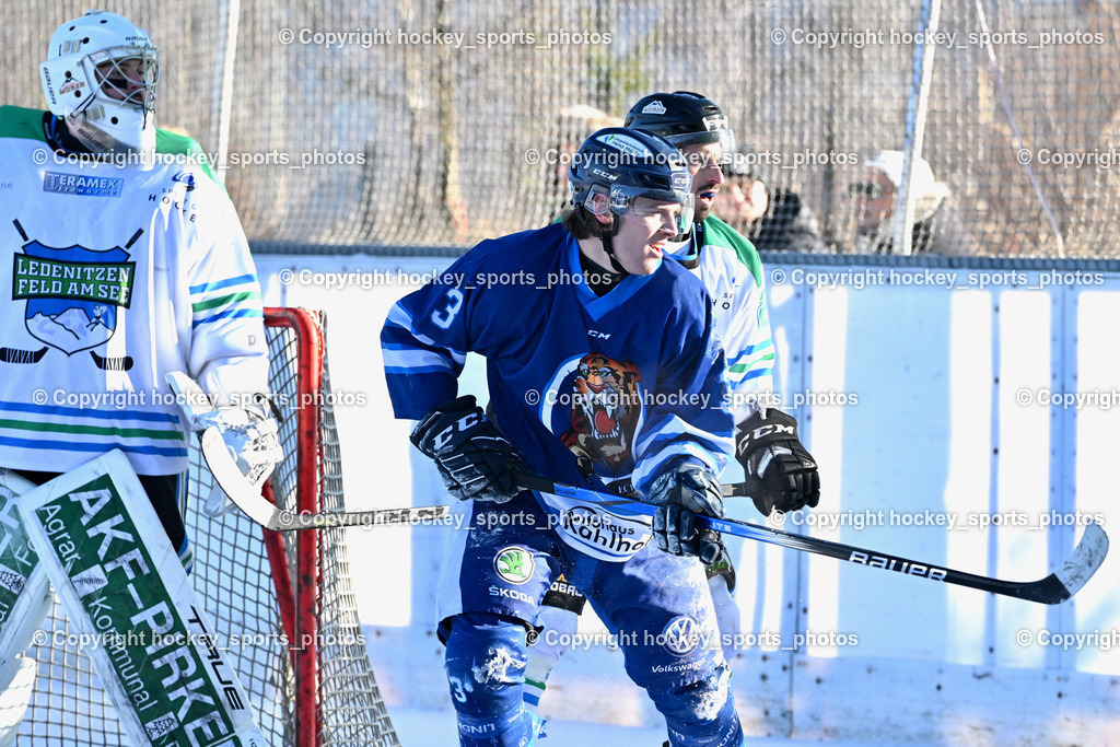 EC Tigers Paternion vs. EC FELD AM SEE/DSG LEDENITZEN | #32 Baumann Rene EC FELD AM SEE Ledenitzen, #3 Kronawetter Piersilvio EC Tigers Paternion, #28 Wrann Anton EC FELD AM SEE Ledenitzen, EC Tigers Paternion vs. EC FELD AM SEE/DSG LEDENITZEN, EC Tigers Paternion vs. EC FELD AM SEE/DSG LEDENITZEN am 04.01.2026 in Paternion (Eislaufplatz Paternion), Austria, (Photo by Bernd Stefan)
