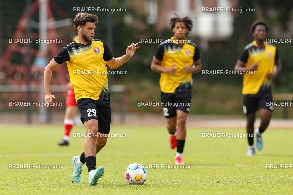 1_SVSKFC_20250726_1209.JPG -  - SV Schermbeck - KFC Uerdingen  - Testspiel | Schermbeck, Deutschland, 26.07.25: Mohammed Yasin Benslaiman Benktib (KFC Uerdingen) in Aktion, am Ball, Einzelaktion während des Testspiel Spiels zwischen SV Schermbeck - KFC Uerdingen  in der Volksbank Arena am 26. July 2025 in Schermbeck, Deutschland. (Foto von Stefan Brauer/Brauer-Fotoagentur)