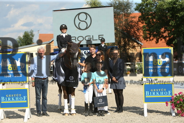 Birkhof_2022_GrandPrixSpecial_Siegerehrung_GrandPrixSpecial (12) | Alle Fotos der Reiterjournal Fotografin Doris Matthaes im Reiterjournal Online-Fotoshop. - Realisiert mit Pictrs.com