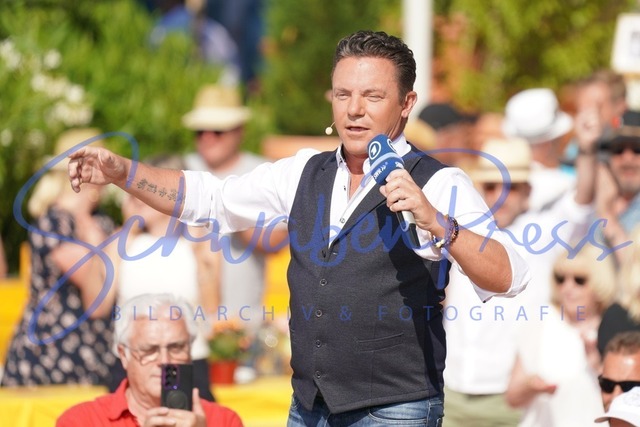 250623Ho427 | Stefan Mross - Immer wieder sonntags, Staffel 6

Ausverkauftes Haus und hochsommerliche Temperatur bei der Halbzeit Sendung von IWS, in der Veranstaltungsarena bei den Wasserwelten beim Europapark Rust. 

Deutschland, Rust, Europapark Rust, 25.06.2023