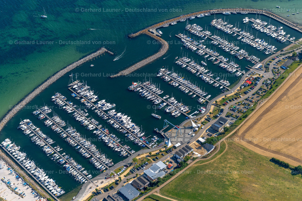 4038050 | GRöMITZ 07.08.2020 Yachthafen mit Sportboot- Anlegestellen und Bootsliegeplätzen am Uferbereich der Ostsee in Grömitz im Bundesland Schleswig-Holstein, Deutschland. // Pleasure boat marina with docks and moorings on the shore area the Baltic Sea in Groemitz in the state Schleswig-Holstein, Germany. Foto: Gerhard Launer