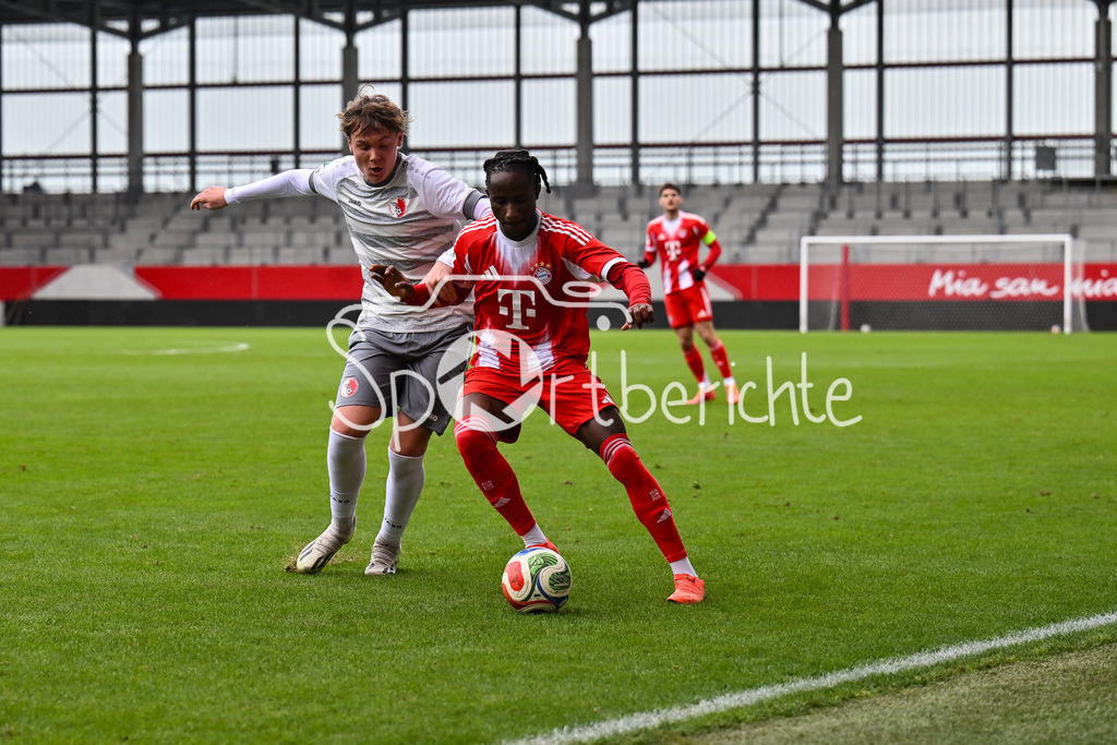 FC Bayern München - Berliner Athletik Klub | MUNICH, GERMANY - 21. FEBRUARY: im Duell Luca HECHT (Berliner AK U19 41) und Richard AJAYI (FC Bayern München U19 3) während dem Spiel zwischen der U19 des FC Bayern München und der U19 des Berliner Athletik Klubs am 3. Spieltag der DFB-U19 Nachwuchsliga am FC Bayern Campus