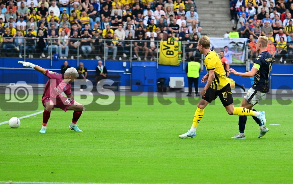 KBS Picture_PhoenixLuebeck-BorDortmund_011 | v.l. Leonhard Carl (Phoenix Luebeck) , Brandt Julian (Borussia Dortmund) macht hier das 3:0 , Berger Johann (Phoenix Luebeck) ,Sportplatz :  Volksparkstadion, - Realisiert mit Pictrs.com
