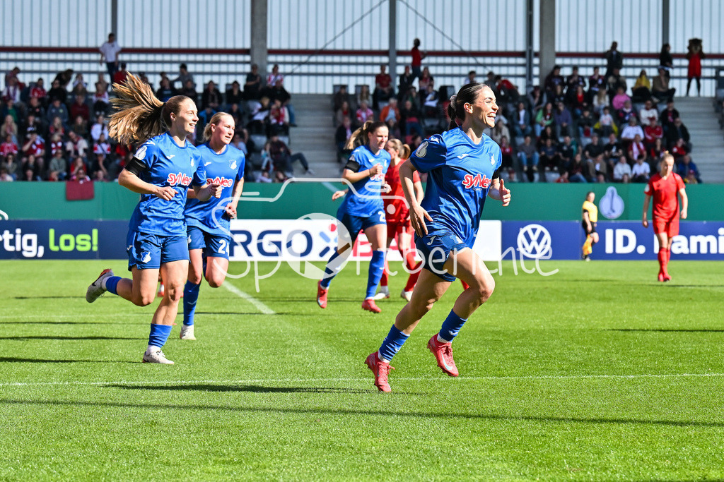 FC Bayern München - TSG 1899 Hoffenheim | Jubel der Hoffenheimerinnen nach dem Treffer zum 0-1 durch Ereleta MEMETI (TSG Hoffenheim Frauen 7) / Tor / Torschuetze / Freude / Happy / Frauen DFB Pokal: FC Bayern Muenchen - TSG 1899 Hoffenheim, FC Bayern Campus am 22.03.2025