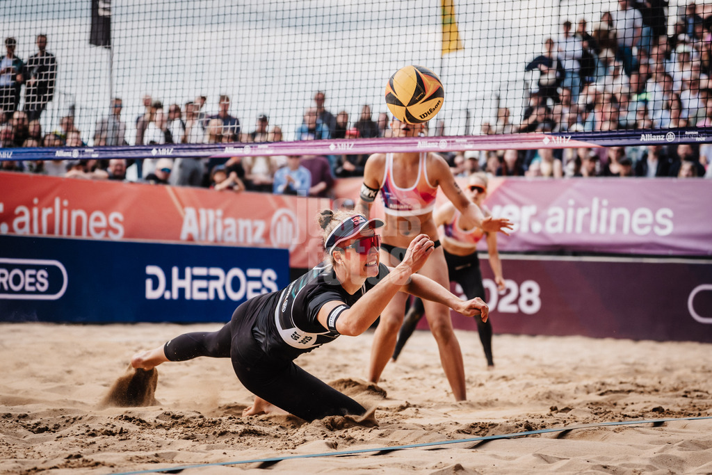 Beachvolleyball | Frauen | Allianz German Beach Tour 2025 | Tourstop Düsseldorf | 18.05.2025 | Svenja Müller springt zum Ball