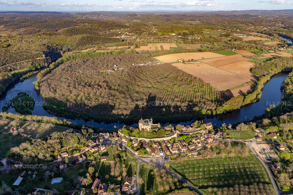 Aerial view: Montfort Castle complex above the Dordogne in Vitrac in the state Dordogne, France. – Photo: IMG_113602.jpg taken on 04/16/2019 by Werner Riehm/FLY-FOTO.com – Resolution of the original: 5240 x 3493 px