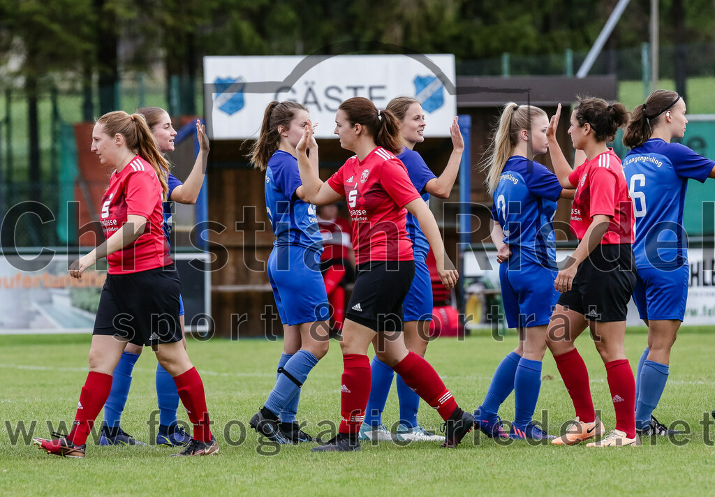2023-10-07_003_FC_Langengeisling_gegen_MTV_Diessen_Ammersee | Erding, Deutschland, 07.10.2023:
Fußball, Bezirksoberliga 2023 / 2024, 6. Spieltag, FC Langengeisling gegen MTV Diessen/Ammersee, Endergebnis: 0:3

Julia Stapff (MTV Diessen/Ammersee, #10), Magdalena Bonomo (MTV Diessen/Ammersee, #18), Andrea Bichler (MTV Diessen/Ammersee, #11)

Foto: Christian Riedel / fotografie-riedel.net