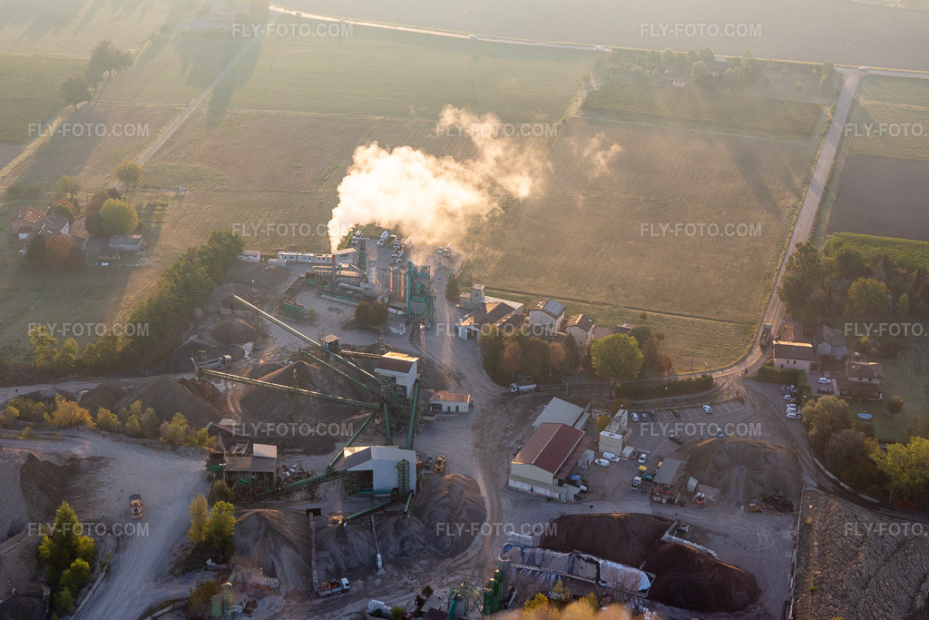 Aerial view: Frantoio Fondovalle - Sede Produttiva Modena in the district Case Convoglio in Modena in the state Modena, Italy. – Photo: IMG_134779.jpg taken on 09/20/2022 by Werner Riehm/FLY-FOTO.com – Resolution of the original: 5472 x 3648 px – Frantoio Fondovalle: Costruiamo il futuro partendo dalla materia