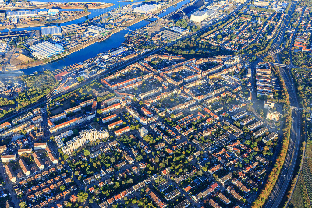 Luftbild: Ortsansicht von Osten im Ortsteil Rheinau in Mannheim im Bundesland Baden-Württemberg in Deutschland. Foto: IMG_110896.jpg vom 08.09.2018 durch Werner Riehm/FLY-FOTO.de