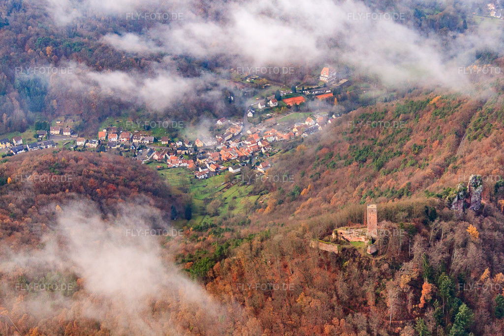 Luftbild: Burgruine Scharfenberg in herbstlichen Wolken in Leinsweiler im Bundesland Rheinland-Pfalz in Deutschland. Foto: IMG_61173.jpg vom 30.11.2013 durch Werner Riehm/FLY-FOTO.deAuflösung des Originals: 4661 x 3107 pxWWW.WANDERPARADIES-WASGAU.DE
