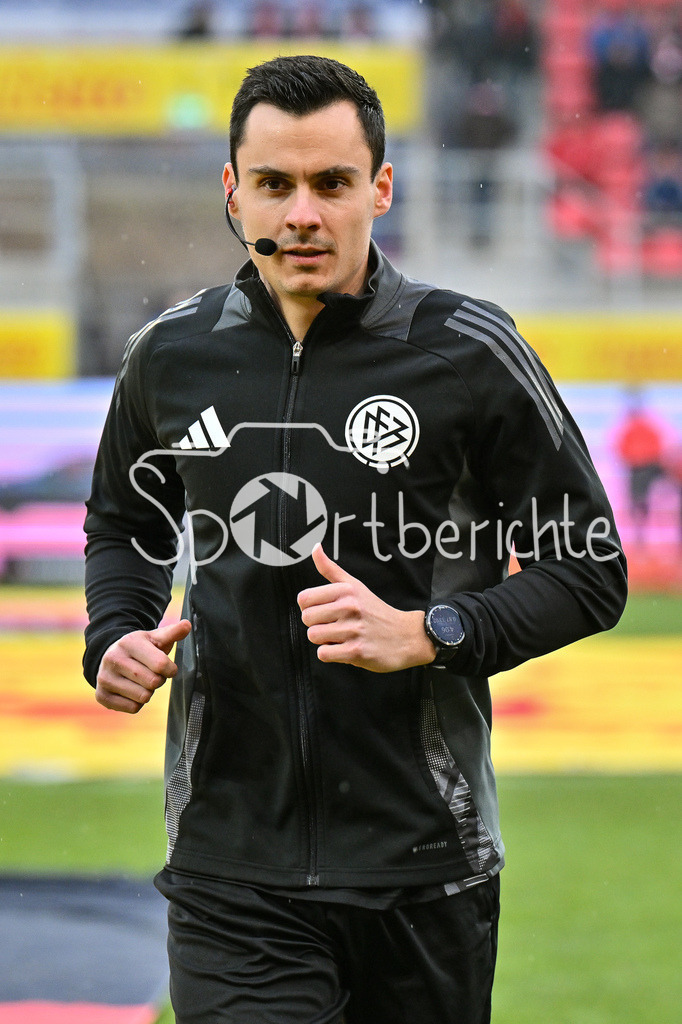 SSV Jahn Regensburg - 1. FC Köln | Im Bidl Schiedsrichterr Konrad OLDHAFER beim warmup vor der Partie / Freisteller / Einzelfoto / 2. Bundesliga: SSV Jahn Regensburg - 1. FC Koen, Jahnstadion am 08.12.2024