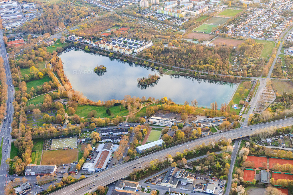 Luftbild: See Große Blies mit Schule an der Blies im Ortsteil Mundenheim in Ludwigshafen im Bundesland Rheinland-Pfalz in Deutschland.Foto: IMG_153823.jpg vom 23.03.2026 durch Werner Riehm/FLY-FOTO.deAuflösung des Originals: 6000 x 4000 pxParks und Grünanlagen | Stadtverwaltung LudwigshafenSchule an der Blies
