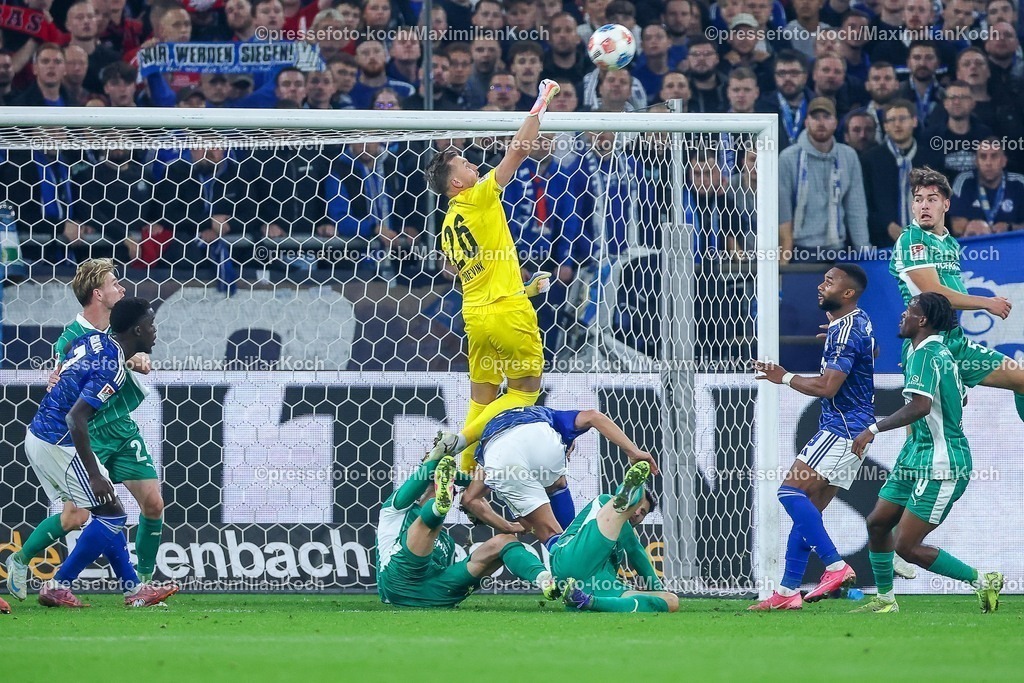 S0426092501175 | 25.09.2025, Fußball, FC Schalke 04 - SpVgg Greuther Fürth, 7.Spieltag, 2. Fußball Bundesliga, Veltins-Arena Gelsenkirchen, Saison 2025 2026: Torwart Pelle Boevink&nbsp;(Greuther Fürth #26) verteidigt das Tor und stürzt über Hasan Kurucay&nbsp;(Schalke04 #04) zu BodenDFB regulations prohibit any use of photographs as image sequences and or quasi-video.