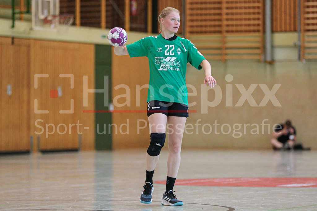 Handball, Testspiel Frauen, Buxtehuder SV - SV Werder Bremen | v.li.: Denise Engelke (SV Werder Bremen, 22) Freisteller am Ball, Einzelfoto, Spielszene, Aktion, Action