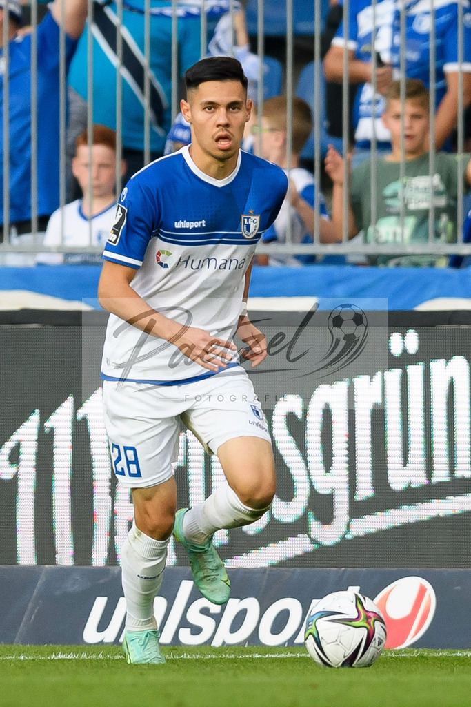 FCMFCK20210904_176 | Fussball, Herren: Raphael Obermair (1. FC Magdeburg) in Aktion, am Ball, Einzelaktion beim Spiel der 3. Liga zwischen 1. FC Magdeburg und 1. FC Kaiserslautern in der MDCC-Arena am 04.09.2021 in Magdeburg, Deutschland.DFB / DFL REGULATIONS PROHIBIT ANY USE OF PHOTOGRAPHS AS IMAGE SEQUENCES AND/OR QUASI-VIDEO. - Realisiert mit Pictrs.com