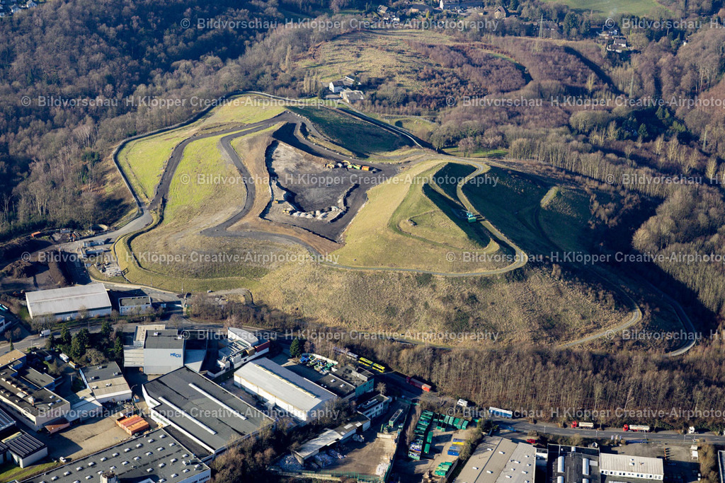 Luftbild Velbert-8645 | Luftbildfotografie Gelände der aufgeschütteten Mülldeponie der " Gesellschaft für Kompostierung und Recycling Velbert mbH " in Velbert im Bundesland Nordrhein-Westfalen, Deutschland - Realisiert mit Pictrs.com