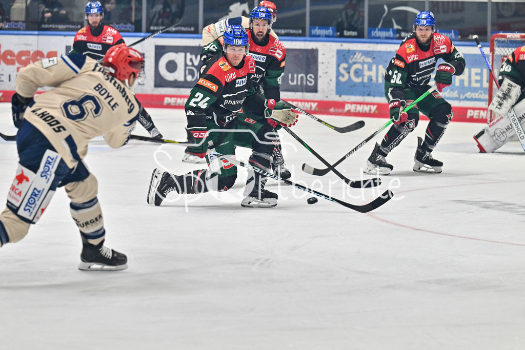 Augsburger Panther - Schwenninger Wild Wings | in dieser Szene blockt T. J. TREVELYAN (Augsburger Panther #24) einen Schuss von Daryl BOYLE (Schwenninger Wild Wings 6) / DEL: Augsburger Panther - Schwenninger Wild Wings, Curt Frenzel Stadion am 24.01.2025