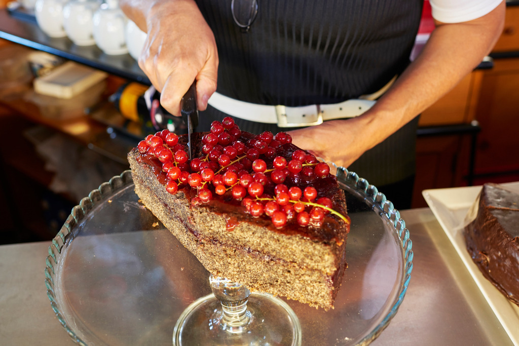Cafe Goldegg | Wien, Austria - August 29, 2017: Cafe Goldegg, eine Mohntorte wird angeschnitten. - Realisiert mit Pictrs.com