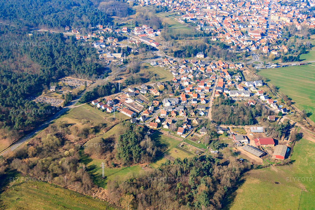 Aerial view: Rue des Choux Fleurs opposite the Cimetière de Schweighouse-sur-Moder in Schweighouse-sur-Moder in the state Bas-Rhin, France. – Photo: IMG_62830.jpg taken on 03/09/2014 by Werner Riehm/FLY-FOTO.com – Resolution of the original: 4364 x 2909 px