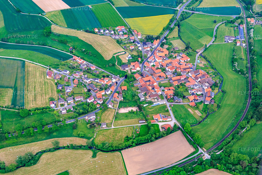 Luftbild: Ortsansicht von Norden im Ortsteil Offensen in Uslar im Bundesland Niedersachsen in Deutschland. Foto: IMG_079521.jpg vom 24.05.2015 durch Werner Riehm/FLY-FOTO.de