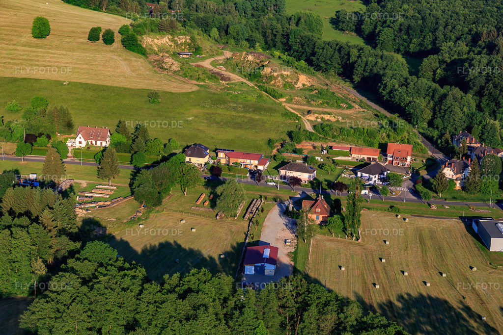 Luftbild: Rte de Wœrth in Lembach im Bundesland Bas-Rhin in Frankreich.Foto: IMG_080250.jpg vom 05.06.2015 durch Werner Riehm/FLY-FOTO.deAuflösung des Originals: 5472 x 3648 px