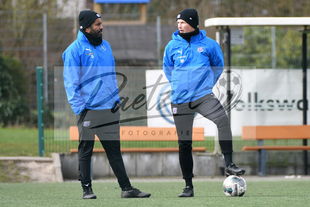 20200302_TRAOSN_0023 | Fussball, Herren: Trainer Daniel Thioune (VfL Osnabrueck) und Co-Trainer Merlin Polzin (VfL Osnabrueck) schauen waehrend der Trainingseinheit des VfL Osnabrueck im Sportpark Illoshoehe am 02.03.2020 in Osnabrueck, Deutschland. - Realisiert mit Pictrs.com