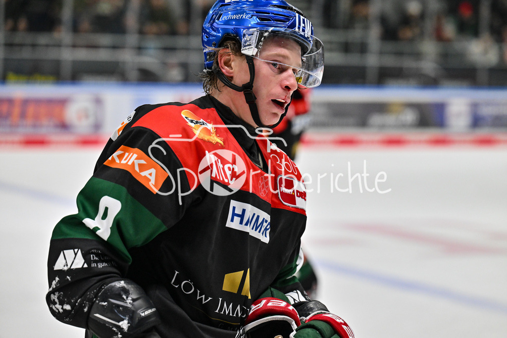 Augsburger Panther - EHC RB München | der aus der Nase blutende Kristian BLUMENSCHEIN (Augsburger Panhter #8) wird vom Eis gebracht / DEL: Augsburger Panther - EHC RB Muenchen, Curt Frenzel Stadion am 16.01.2025