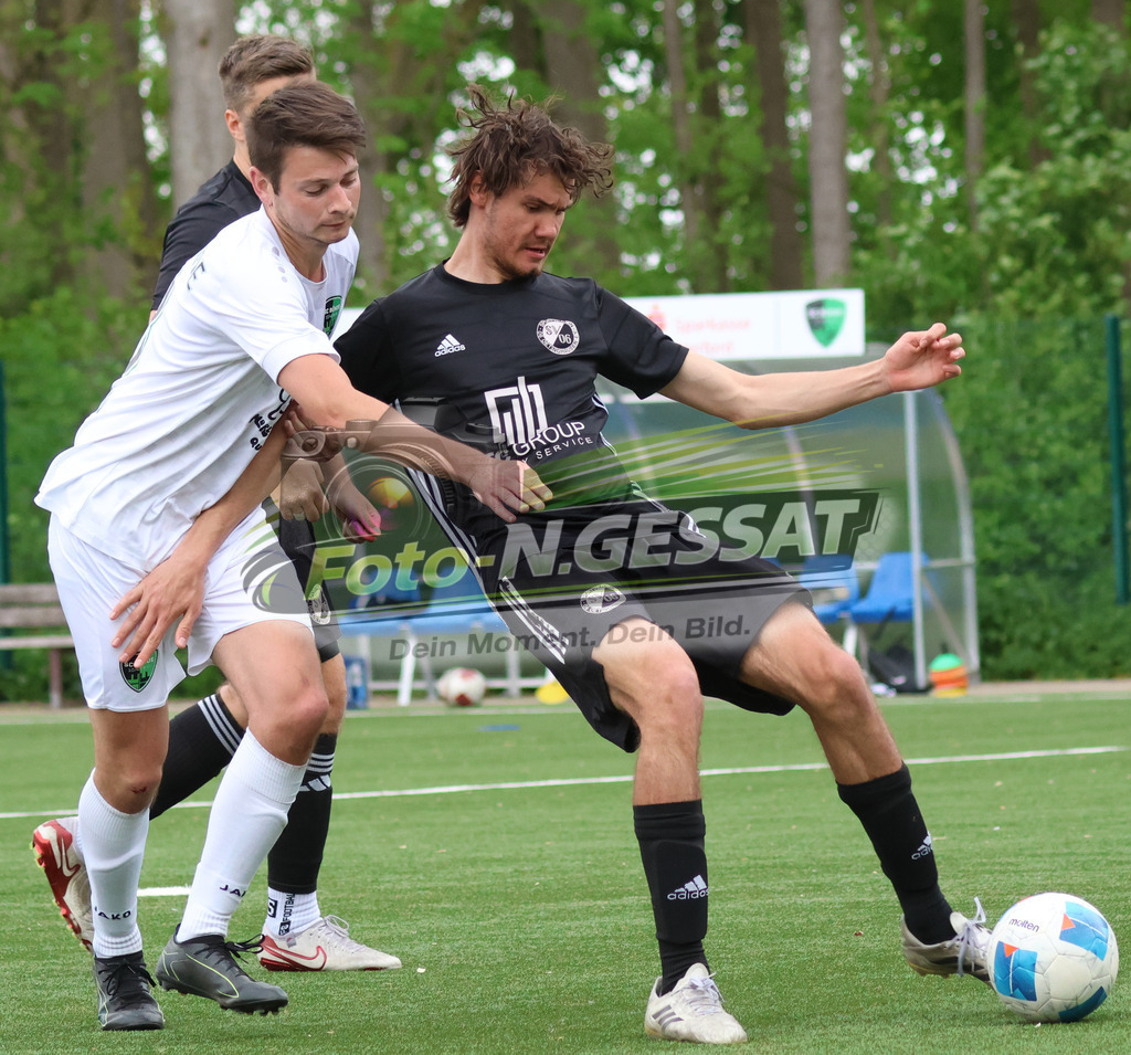 SC Bünde - SV Oetinghausen | Auf dem Bild zu sehen: weiß SC Bünde: Mario Siekmann ; schwarz SV Oetinghausen v.l.: Lasse Kasch, Julien HammerSC Bünde, SV Oetinghausen, Saison 25/26, Bezirksliga, Hunnebrock, Deutschland - Realisiert mit Pictrs.com