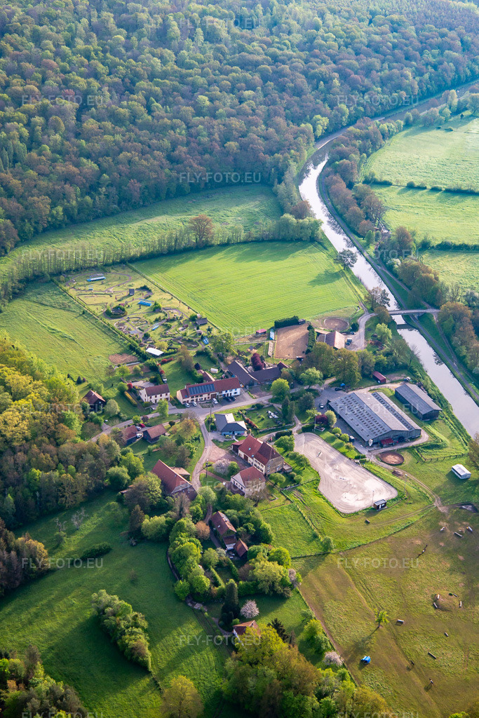 Vue aérienne: Parc Naturel de Cheval à Neuweyerhof à Altwiller dans le département Bas Rhin, France – .Photo: IMG_140581.jpg prise le 01/05/2024 par Werner Riehm/FLY-FOTO.eu – Résolution de l'original: 3514 x 5271 px – PARC-NATUREDECHEVAL.FR